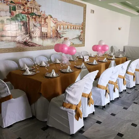 La Lancha Hotel *